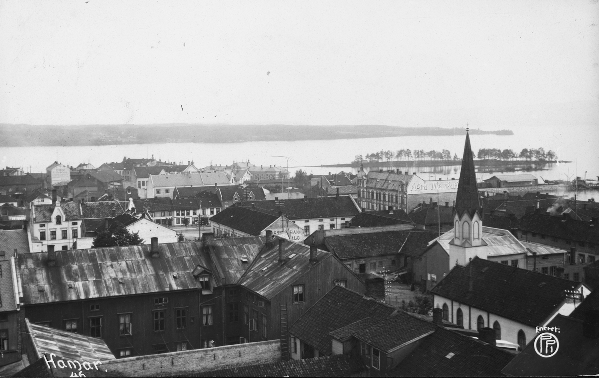 Postkort, Hamar, hus og bakgårder i Grønnegata, sett fra tårnet på Midtbyen skole mot sør, Metodistkirka i Grønnegata 62,