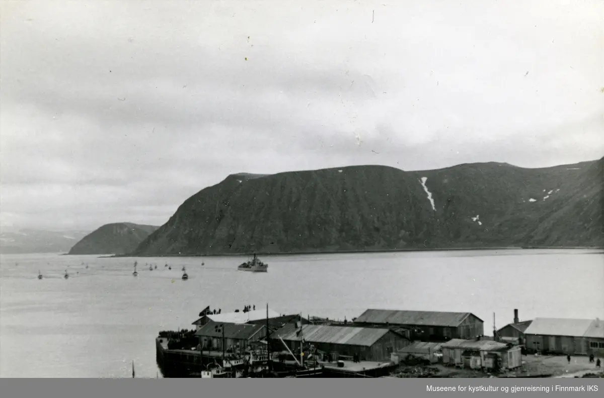 Gjenreisning. Besøk av Kong Haakon VII. Jageren "Stord" ankommer Honningsvåg. Mange småbåter gikk ut for å møte kongeskipet og følge det til havn. 09. juli 1946.