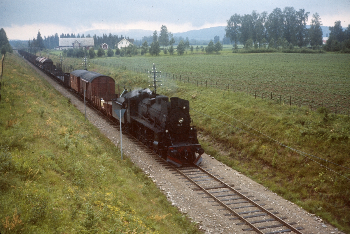 Godstog på Solørbanen nær Kirkenær. Toget underveis mot Elverum og trekkes av damplok type 26c nr. 433