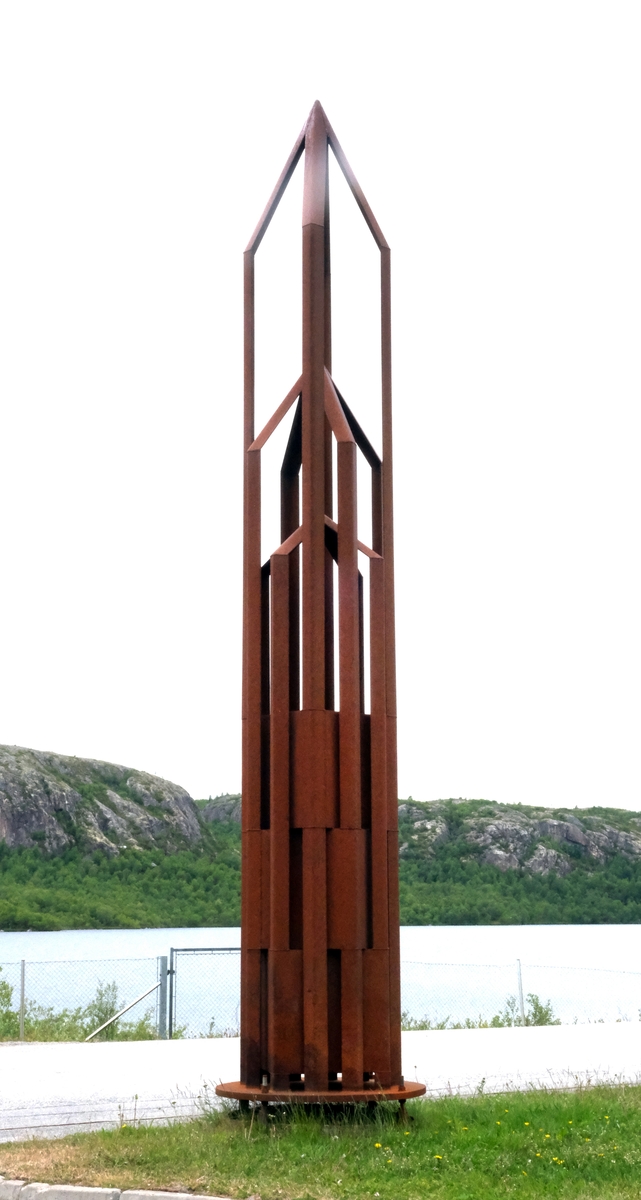 3 delt Obelisk [metall]