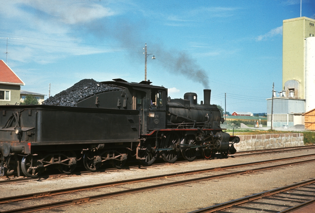 Damplokomotiv type 27a nr. 296 på Lena stasjon