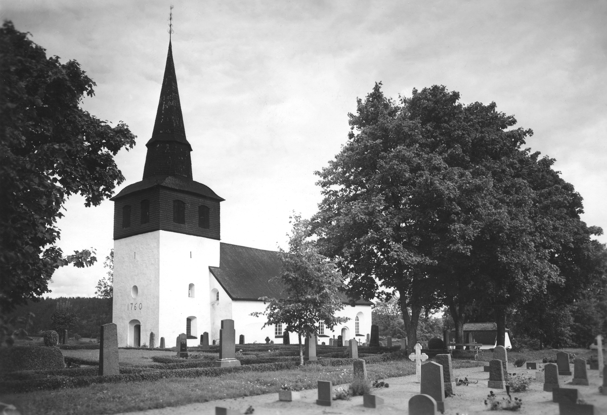 Liksom i de flesta socknar i vårt land uppstod i mitten av 1700-talet tanken på en ny och ståtligare kyrkobyggnad i Oppeby. Efter en trevande start kunde bygget börja på allvar 1760. Murarmästaren Anders Hansson i Kärna fick ansvar för uppförandet av byggnadskroppen, medan trätornet skapades av byggmästare Per Carlsson från Västervik. Invigningen förättades av den då 84-årige biskopen i Linköping, Andreas Rhyzelius.
Fotografiet är ett kontaktkopierat arbetsmaterial som inte gör flygfotobolagets färdiga vykort rättvisa.