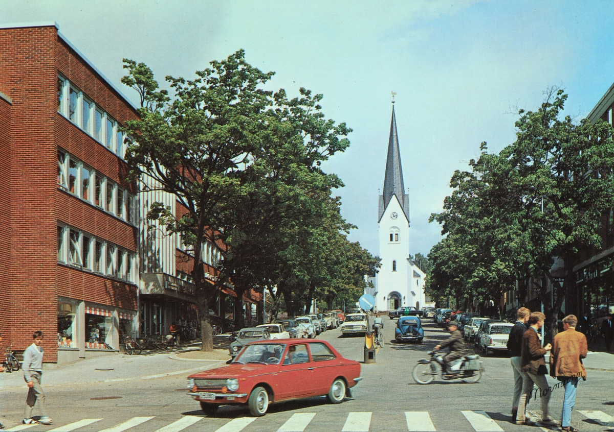Postkort, Hamar, Stortorget, Fokets Hus, Hamar domkirke i Kirkegata, biler,