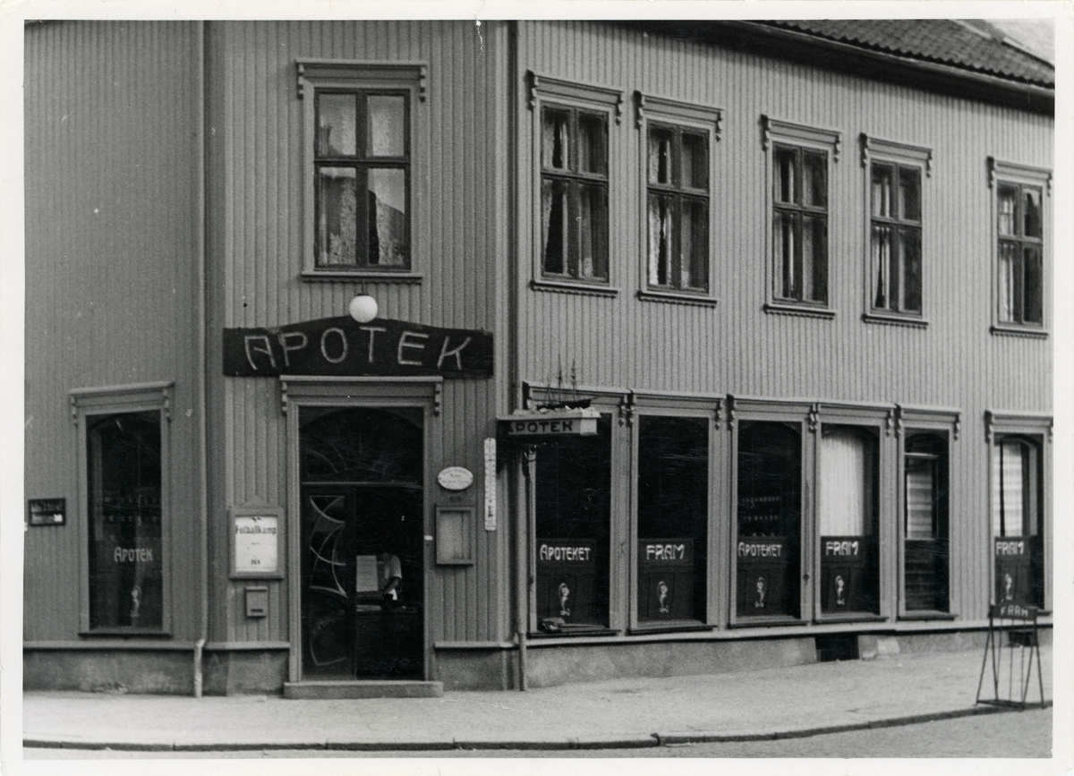 Eksteriør: Apoteket Fram, Horten, med emblemet skuten "FRAM". Ca. 1950.