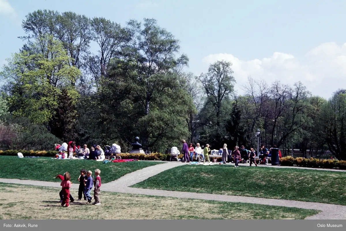 Frogner hovedgård, park, hage, parterre, benker, barn, lek, kvinner, Lincoln-monumentet