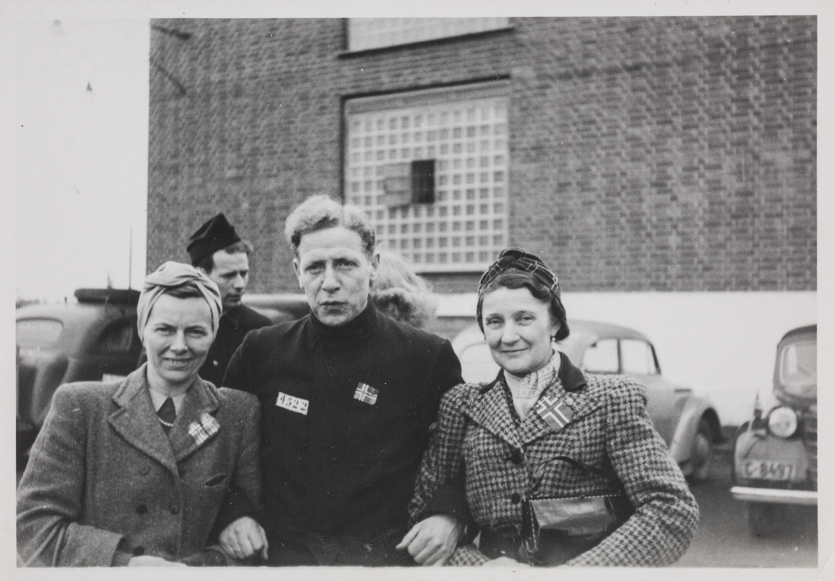 Eilert Eseth (fangenummer 4522) fotografert sammen med to kvinner utenfor hovedbygningen på Grini.