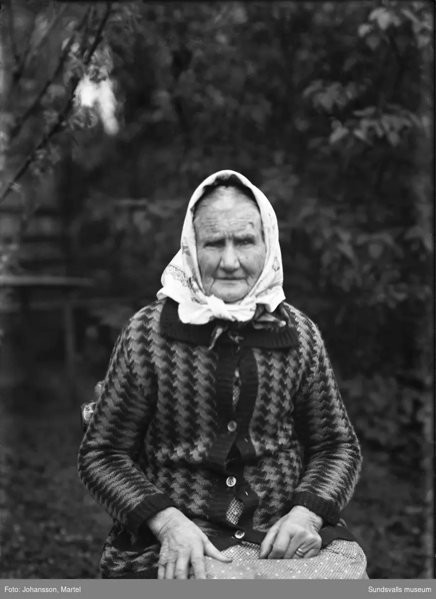 Två porträttbilder av en gammal kvinna, Katarina Bergman från Sörfjolsta. Även kallad "Bergmansmor".