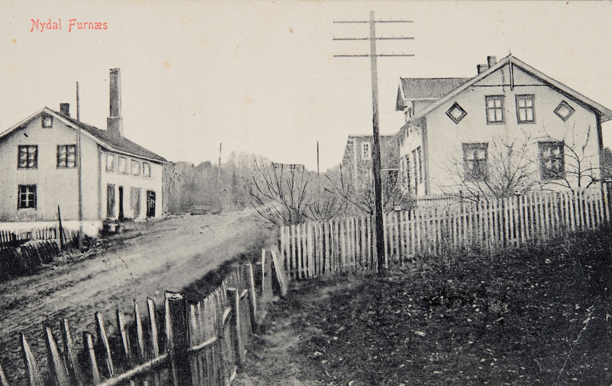 Postkort, Ringsaker, Furnes, til venstre Furnes Meieri, den gamle hovedvegen gjennom Furnes kommune, Nydal landhandleri til høyre,