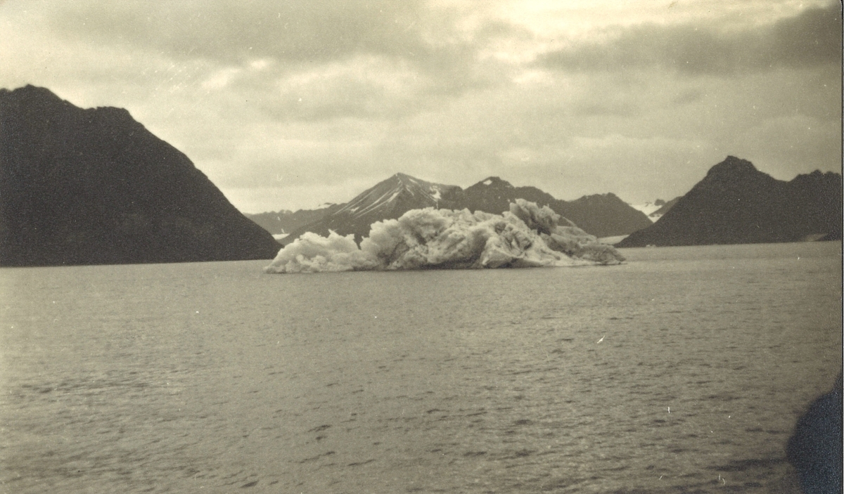 Bilder fra Antoni Nicolàs' (fra Barcelona, Catalonia, f. 1931, d. 2013) reise til Svalbard med turistbåten Lyngen i august 1957