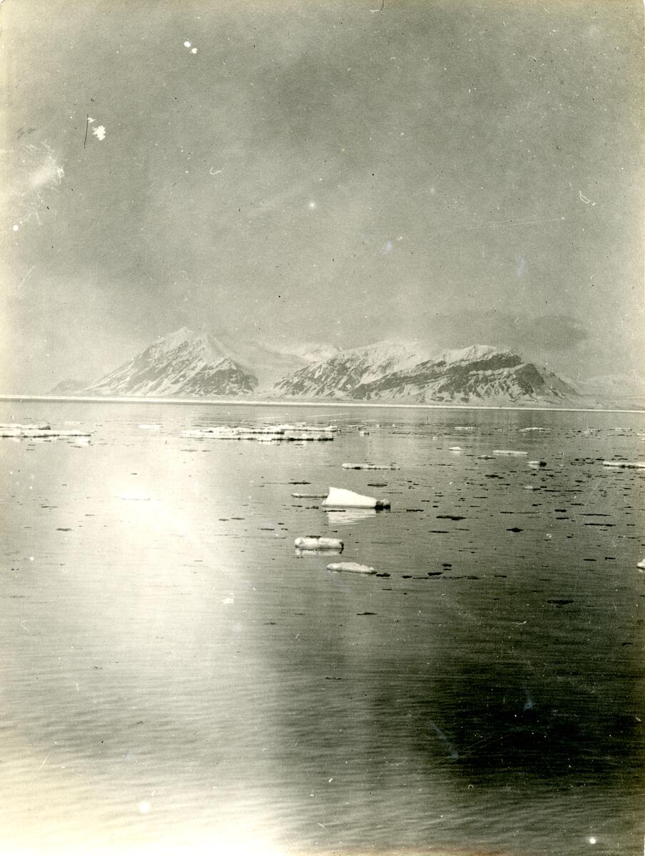 Bilde fra den nederlandske gruveperioden i Barentsburg/Green Harbour. Etter Count Van Hogendorp, en nederlandsk ingeniør rundt 1922 i Barentsburg.