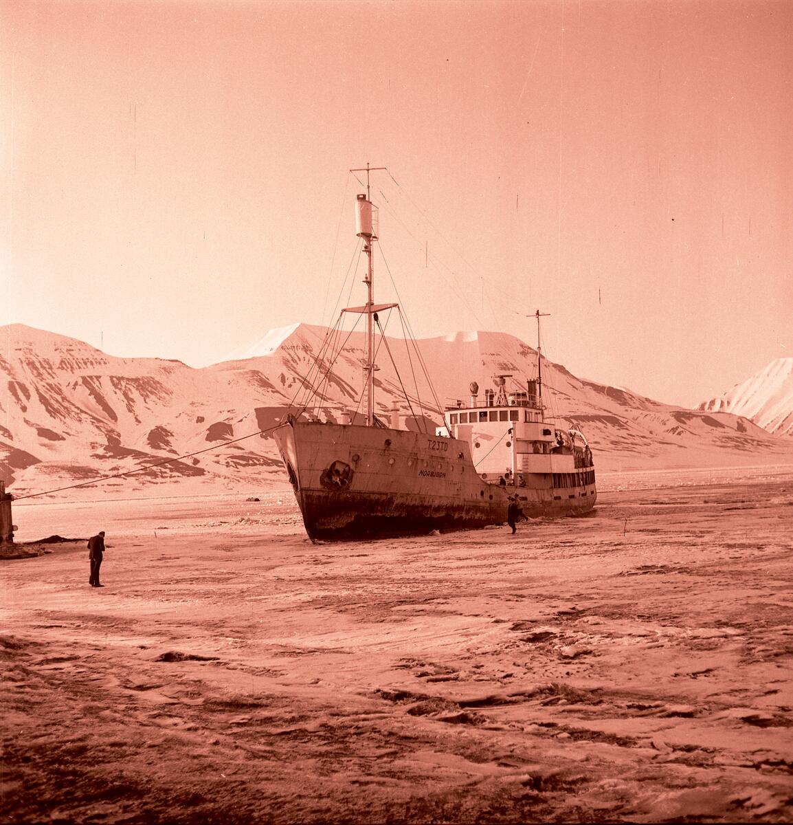 Bilde av isbryteren M/S Norbjørn innefrosset i isen med mannskap om bord