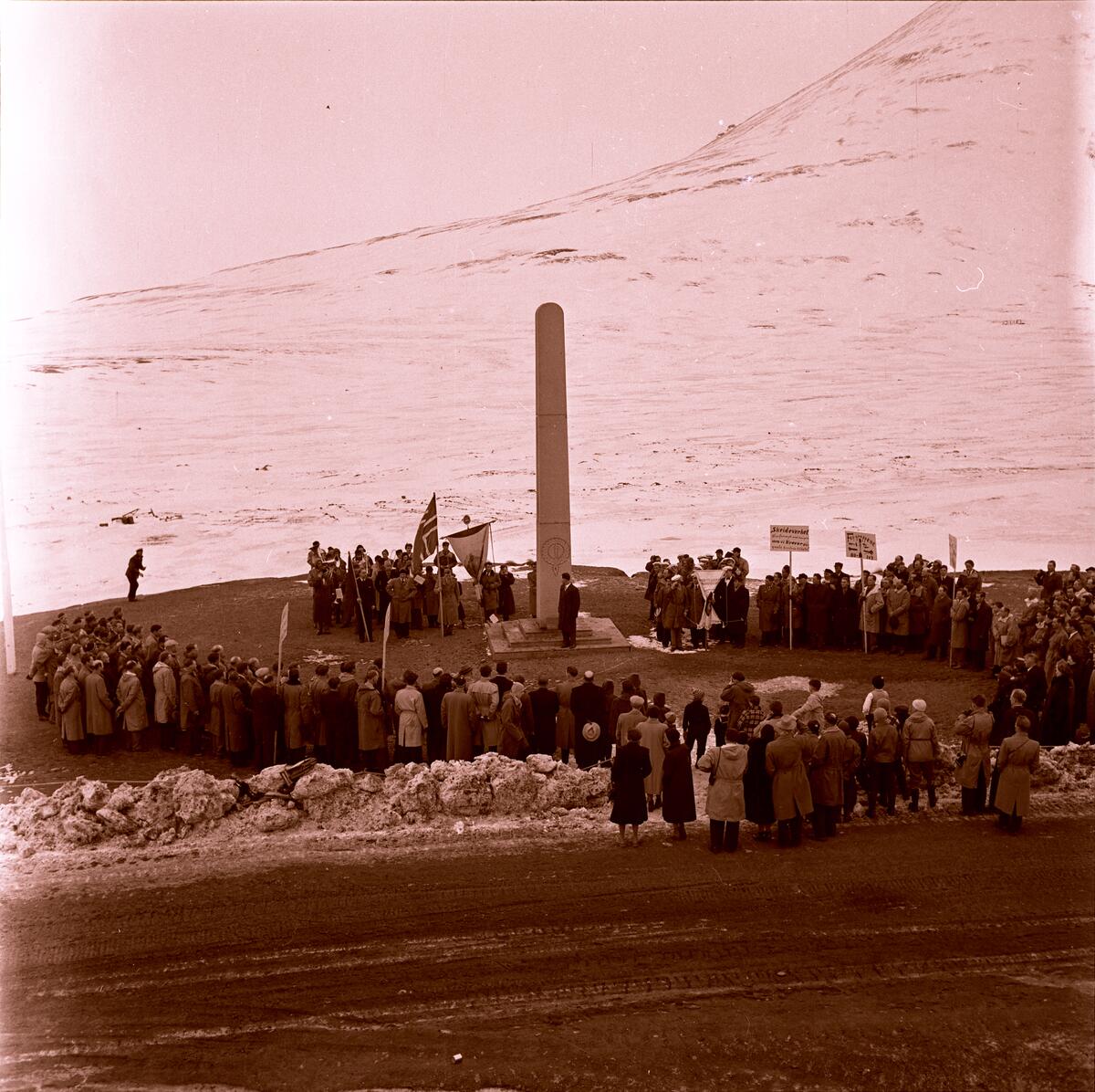 Kransenedlegging og tale  ved bautaen på Skjæringa 1.mai 1955. Bergmester Harald Welde talte.