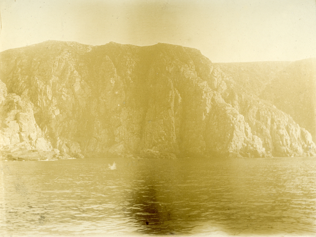 Nordkapp sett fra turistbåt. Bildet kommer fra fotoalbum med gjenstandsnummer SVB 01366.