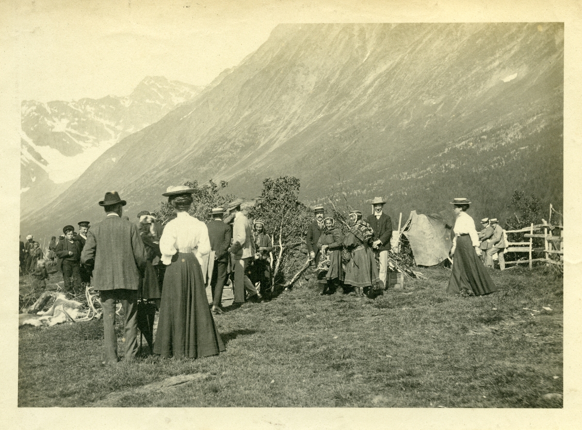 Turister på besøk hos urfolk i Lyngen. Bildet kommer fra fotoalbum med gjenstandsnummer SVB 01366.