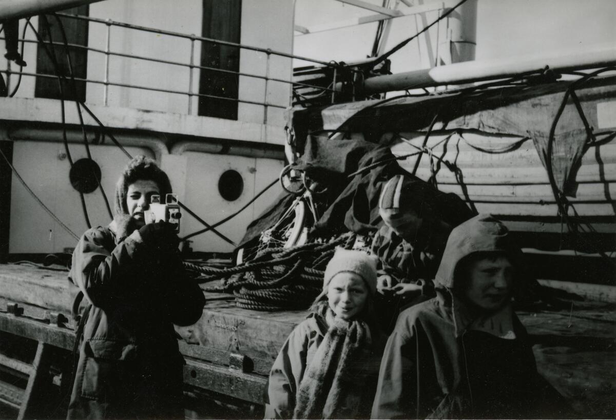 Mange barn ombord i båt på Adventfjorden på 50-tallet. Sylvi Tollefsen i midten.