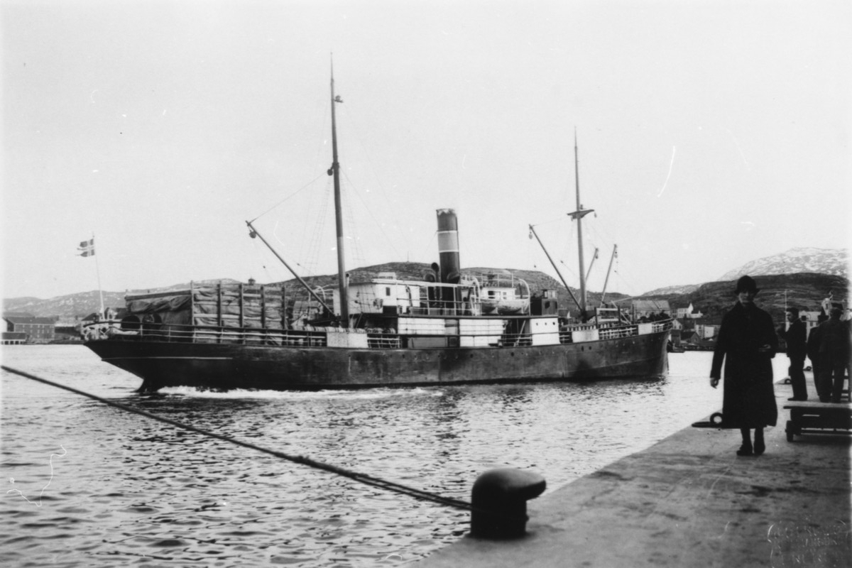Lasteskipet DS Nordland (1898) på vei mot kai.