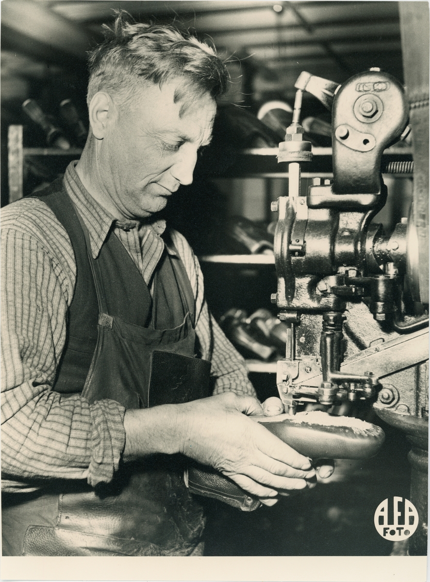 Spikning av "gelänk", hålfotstöd, på bindsulan med maskin, AB Johan Ekholms skofabrik, Uppsala 1948