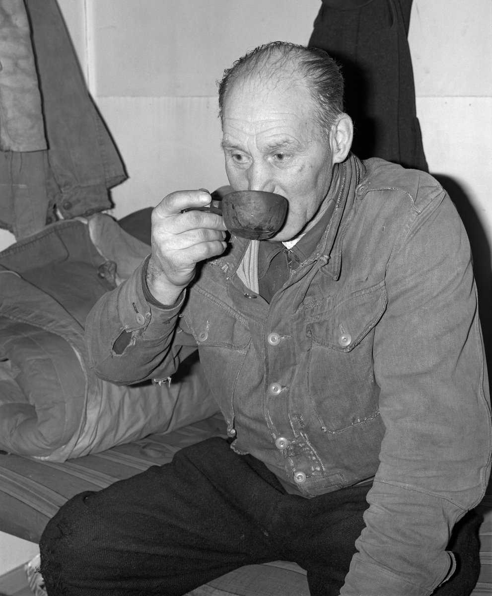 Skogsarbeider Johan Rasch drikker kaffe i Smaltjernkoia i Svartholtet, Elverum, Hedmark i januar 1975.
