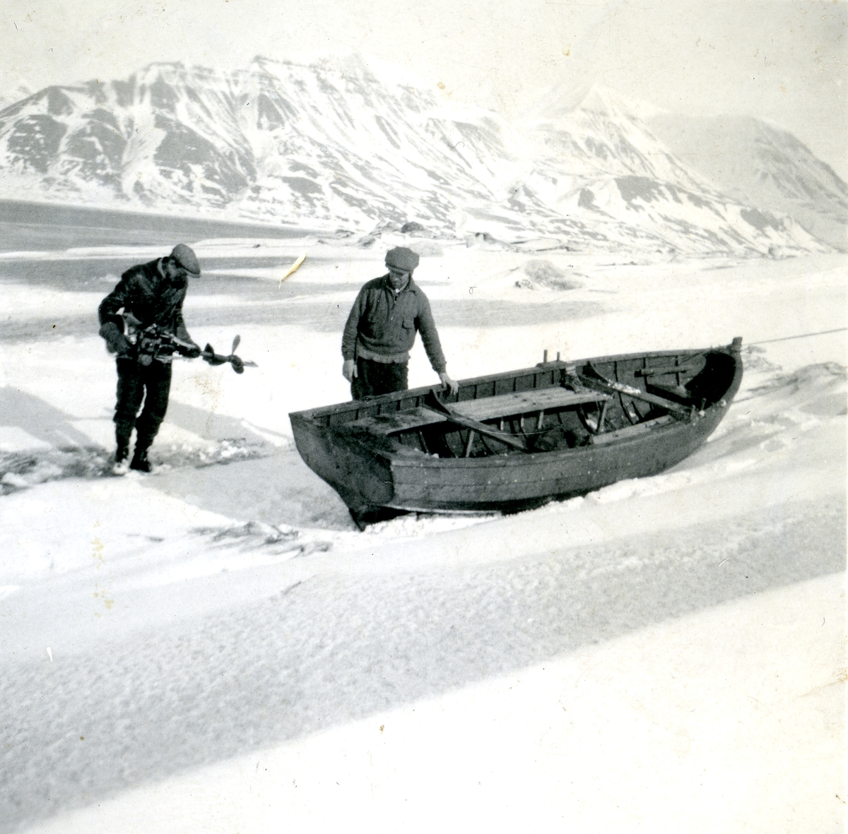 Bilde etter Alfred Eneberg, tatt før krigen Alfred Eneberg var født i Harstad i 1884. Han var murer og ble gift i Bergen. men han dro til Svaldbard rundt 1920. Og her ble han til han døde i 1946. På Svalbard ble han kalt Krestjan, har vi hørt av andre som jobbet sammen med han. Under krigen dro han til England og vervet seg i marinen. Han kom tilbake til Svalbard etter krigen. I 1946 ble han syk og døde, før han rakk og pensjonere seg. Han hadde planer om å dra tilbake til Norge når han ble pensjonist, skulle bygge seg hus på eiendommen til sønnen Halvard som bodde på Grytøya ved Harstad . Han er gravlagt på Trondenes. I 1931 ordnet Alfred arbeid på Svalbard til sin eldste sønn, Halvard Eneberg , som da var 17 år. Både Alfred og Halvard arbeidet i gruva, men når fyrkammeret trengte vedlikehold, ble Alfred rekvirert til å mure opp nytt fyrkammeret, så fagkompetansen sin fikk han også bruke i sitt virke på Svalbard. Fritida ble brukt til fiske og fangst fra hytta han hadde i Bjørndalen. Denne hytta ga han forresten til Røde kors. Alfred ble skilt fra sin kone i Bergen, men han kom heim til Norge hver sommer og da besøkte han slekt og venner. Halvard fikk også ordnet arbeid til kjæresten sin, Haldis Johanna Johansen, født i 1912. Han møtte henne i Harstad mens han besøkte farens slekt der. Halvard var nok en tøffing, hadde fin og stor motorsykkel og penger i lomma, og var en pen kar. Så Haldis ble med til Svalbard , fikk jobb på kjøkkenet. De forlovet seg, og senere ble det giftermål på Svalbard. Haldis ble i 3 år, 3 måneder og 3 dager på Spitsbergen, pleide hun å si . Da hadde Haldis og Halvard lagt seg opp så mye penger at de kjøpte seg gård på Grytøya . De kjøpte farsgården til Haldis av onkelen hennes. Haldis kom heim til Norge i 1937, Halvard ble ca et år til. Da var deres første datter født, og han la Svalbard bak seg. Men hele livet snakket han om tida på Spitsbergen . Halvard døde i 1979. Haldis var også flink å fortelle fra tida på Spitsbergen . Haldis levde til 2006.