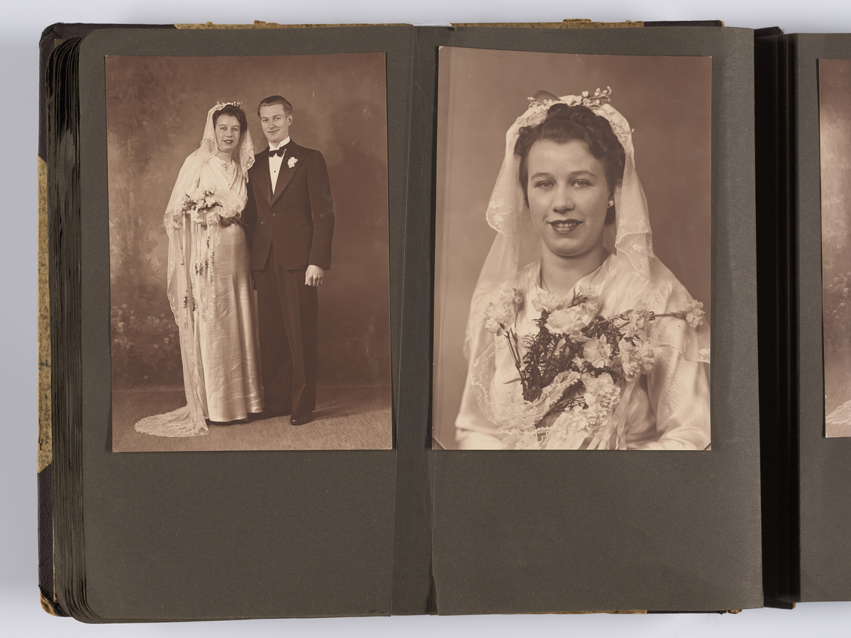 Albumet inneholder bilder av diverse brudepar i atelieret, utendørs og innadørs. 

Albumet er datert ca. 1920 - 1930. Det var nok brukt som visningskatalog for kunder i atelieret til Haslerud/Brænsdhøi. 
