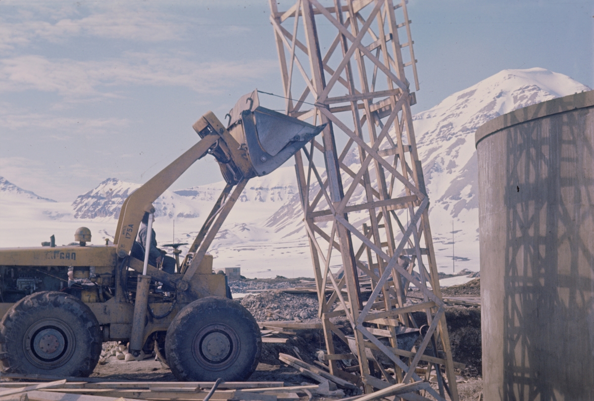 Støpetårnet flyttes i en operasjon besparende. Bygging av ESRO satelittstasjonen i Ny-Ålesund. Birger Pedersens firma kontrakt.