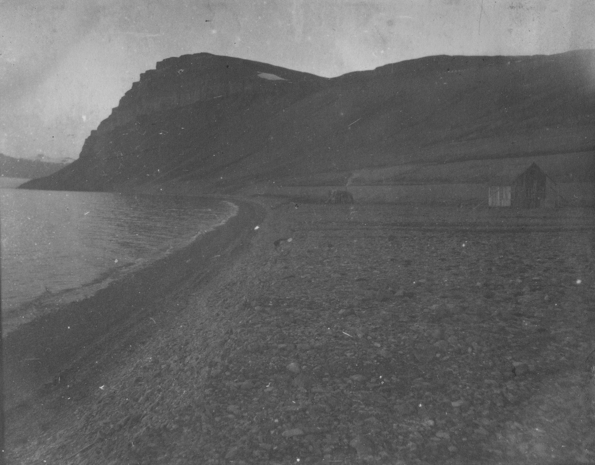 Hytte på strand i Tempelfjorden. Bilder etter Albert Edwin Nicholls, født i London 1905, død 1981.Emigrerte til Australia i 1969. Nicholls jobbet som ineniør på Svalbard i 1925-26 for Anglo Russian Grumant Company Ltd (ARG co.Ltd)