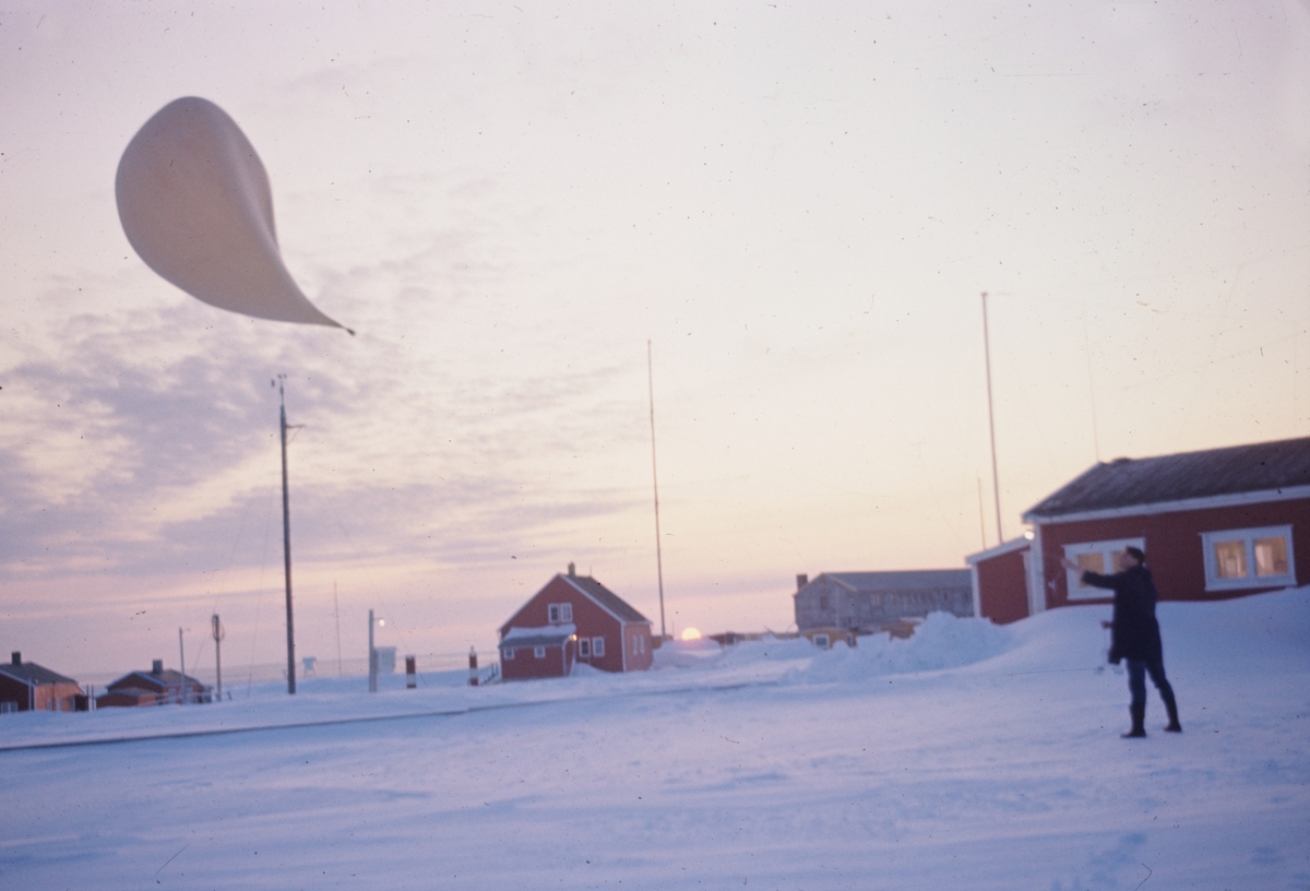 Værstasjon på Bjørnøya. Ballong sonden. Originalen returnert til giveren.