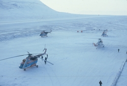 Helikopterne på flyplassen.
