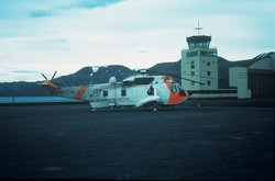 Redningshelikopter på flyplassen i Longyearbyen.
