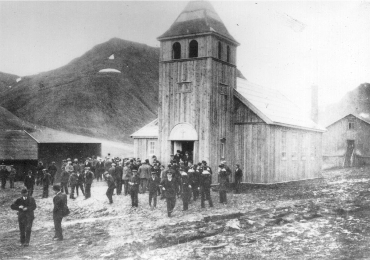 Vår Frelsers Kirke på Spitsbergen. Kirken ved åpningen 28.august 1921.  Bildet fra CD.