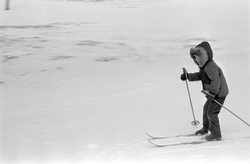 Et barn på ski.