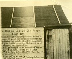 Anneksjonsskilt i Ny-Ålesund i 1914/15. Fra bildesamlingen t