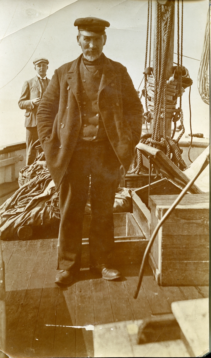 Jens Kristoffer Bay bakerst  ombord på en seilskute  I 1914-15 var han sjef for en overvintringsekspedisjon på Svalbard.