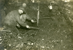 Postkort av gruvearbeidere i gruva i Ny- Ålesund i ca. 1919,
