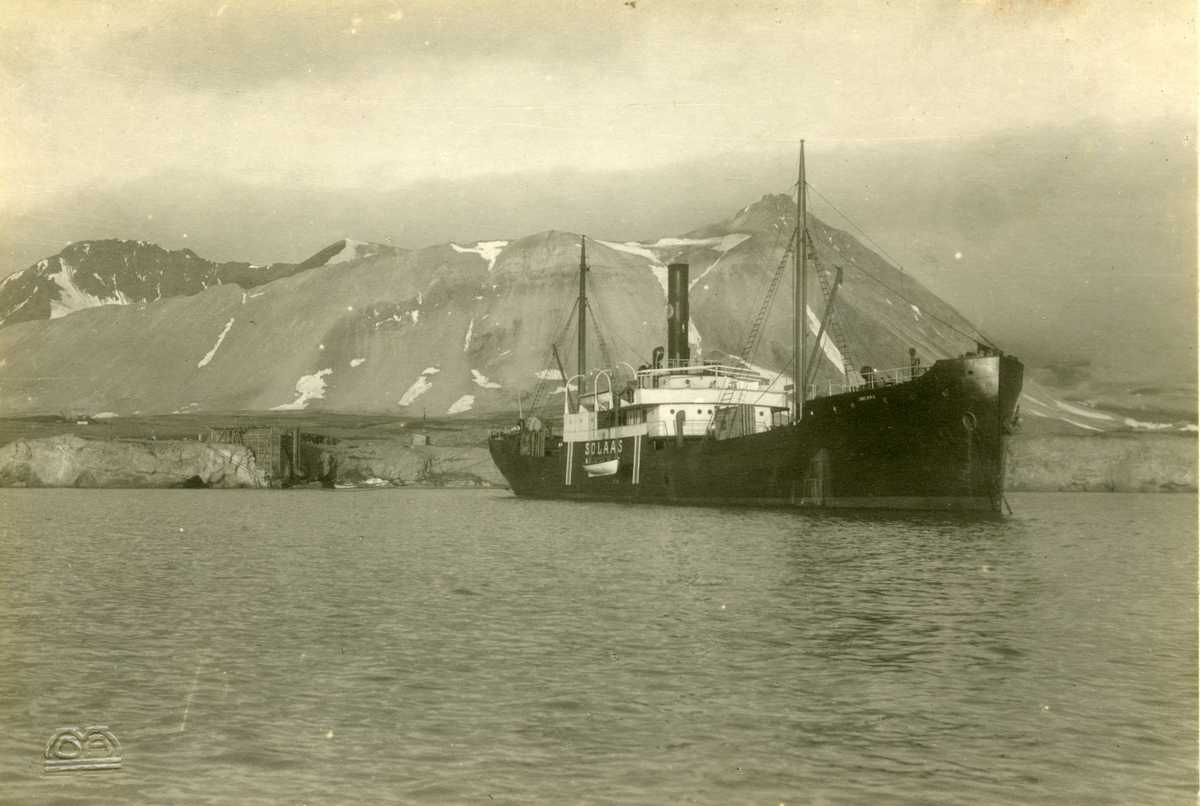 Postkort av D/S Solaas i Ny- Ålesund. Den var bygd i 1917 i Danmark, og kjøpt av rederiet Wilson & Mørland i Arendal. Den gikk på en mine og ble sprengt i 1939. Bildet er fra bildesamlingen til Jens Kristoffer Bay, som var disponent for Kings Bay Kull Kompani fra 1917 til 1921.