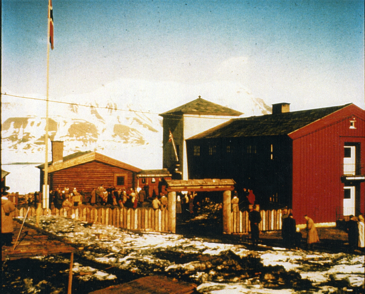 Bilder innlevert av Stein Balstad i 1999. Bildene har tilhørt hans foreldre Liv Balstad og Håkon Balstad. Håkon Balstad var sysselmann på Svalbard fra 1945 til 1956.17. mai ved Sysselmannsgården