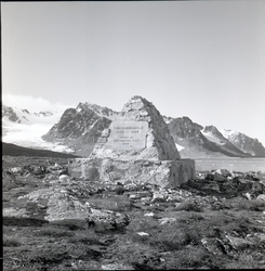 Bauta til minne om Svalbardfarere på Gravneset i Magdalenafj