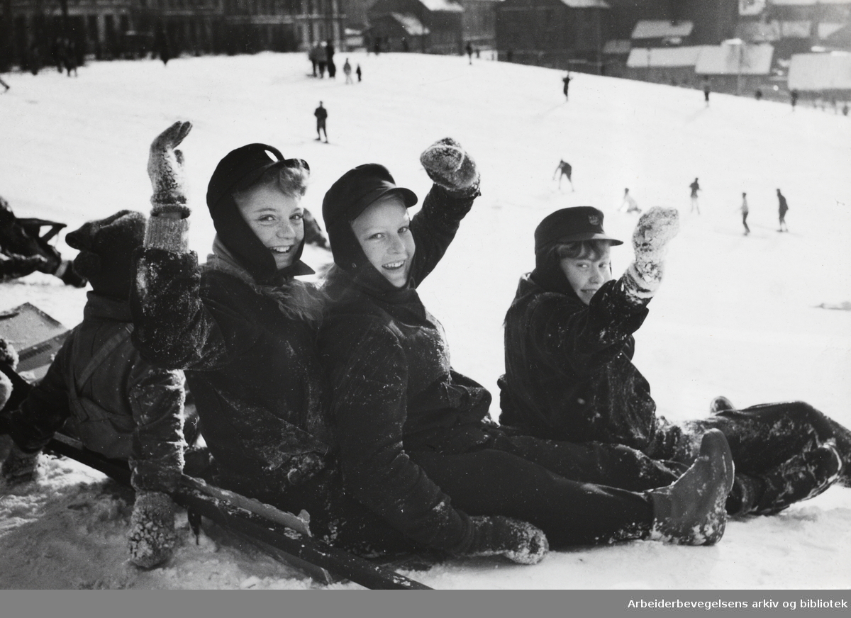 Lærerstreiken 1954. "Noen barn tar seg jobb - og andre drar til skibakken". Grünerhagen. Februar 1954