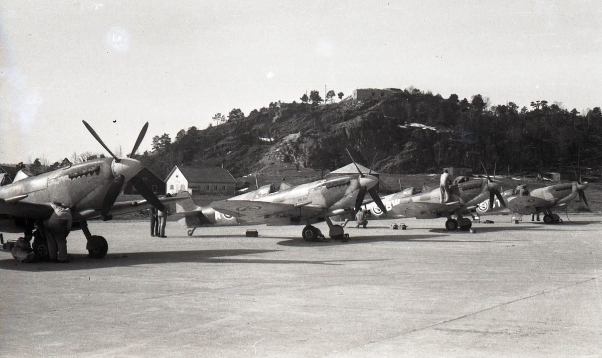 Fire av Luftforsvarets Spitfire, brukt i undervisningen ved Luftforsvarets Tekniske Skole (LTS) på Kjevik.