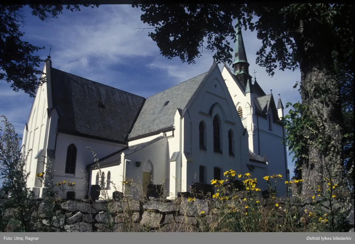 Eidsberg kirke 2005. Gotisk korskirke i stein som i middelalderen ble viet til Olav den Hellige. Men kirkens utseende  bærer i dag preg av en utbygging i 1880-81.
Også kalt Østfold-domen.