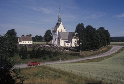 Eidsberg kirke 2005. Gotisk korskirke i stein som i middelal