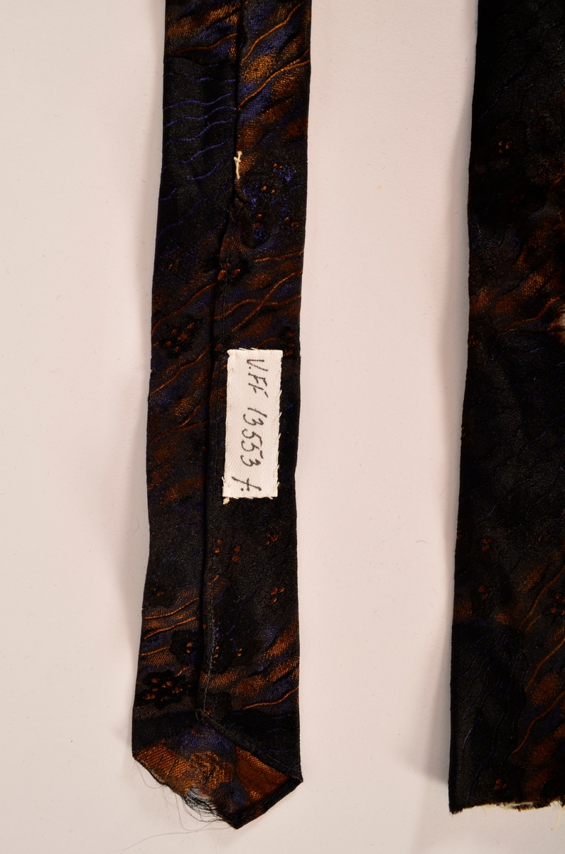 En samling flere slips; korte og lange, såkalte "jukseslips" med ferdig knute og sløyfer.
