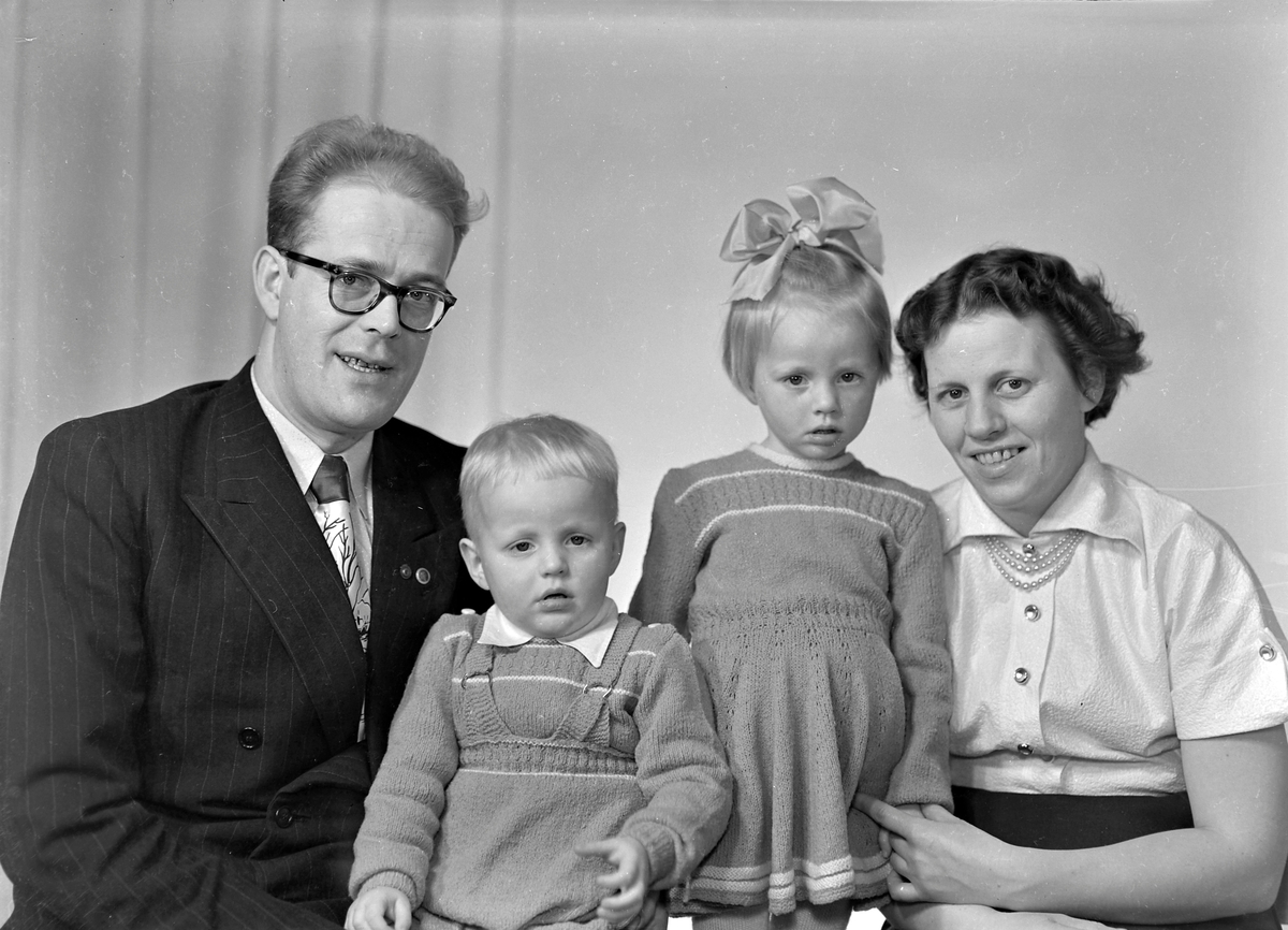 Bjarne og Hjørdis Bonsaksen med barn