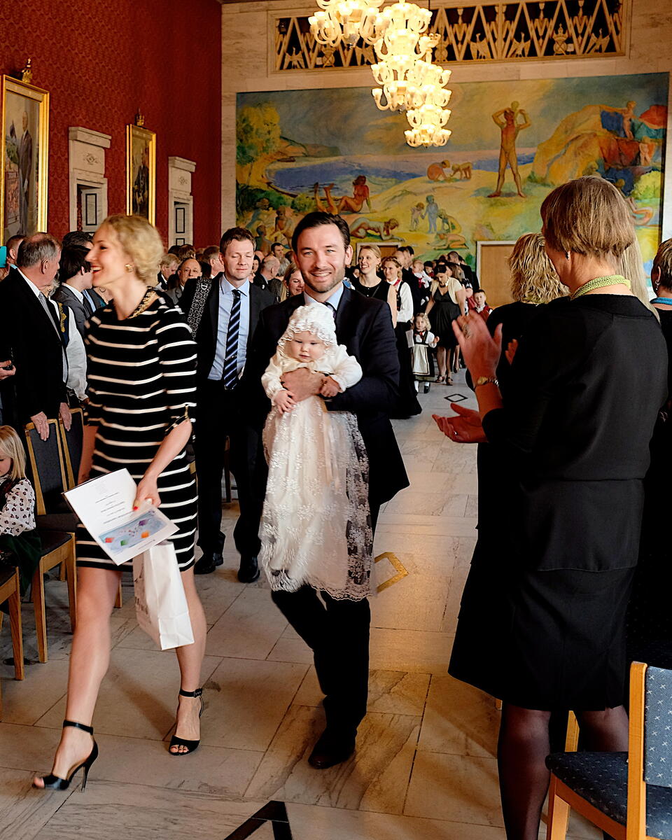 Far og mor sammen med et dåpsbarn i dåpskjole under en navneseremoni i regi av Human-Etisk Forbund