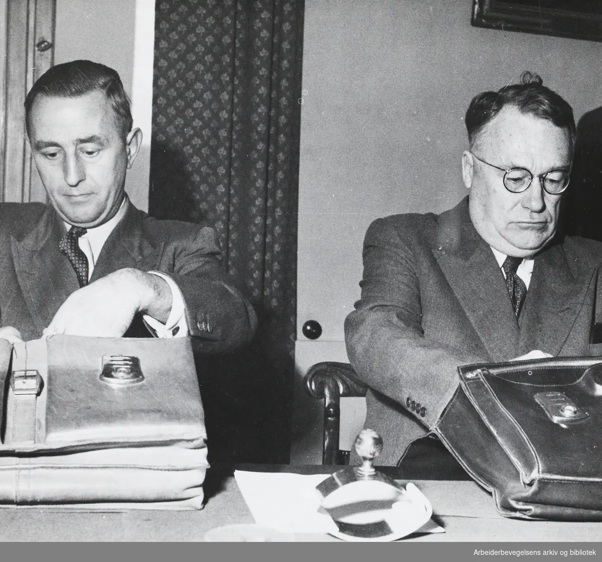 Norsk Arbeidsgiverforenings juridiske direktør A. P. Østberg og administrerende direktør Christian Wilhelm Erlandsen under lønnsforhandlingene 1950