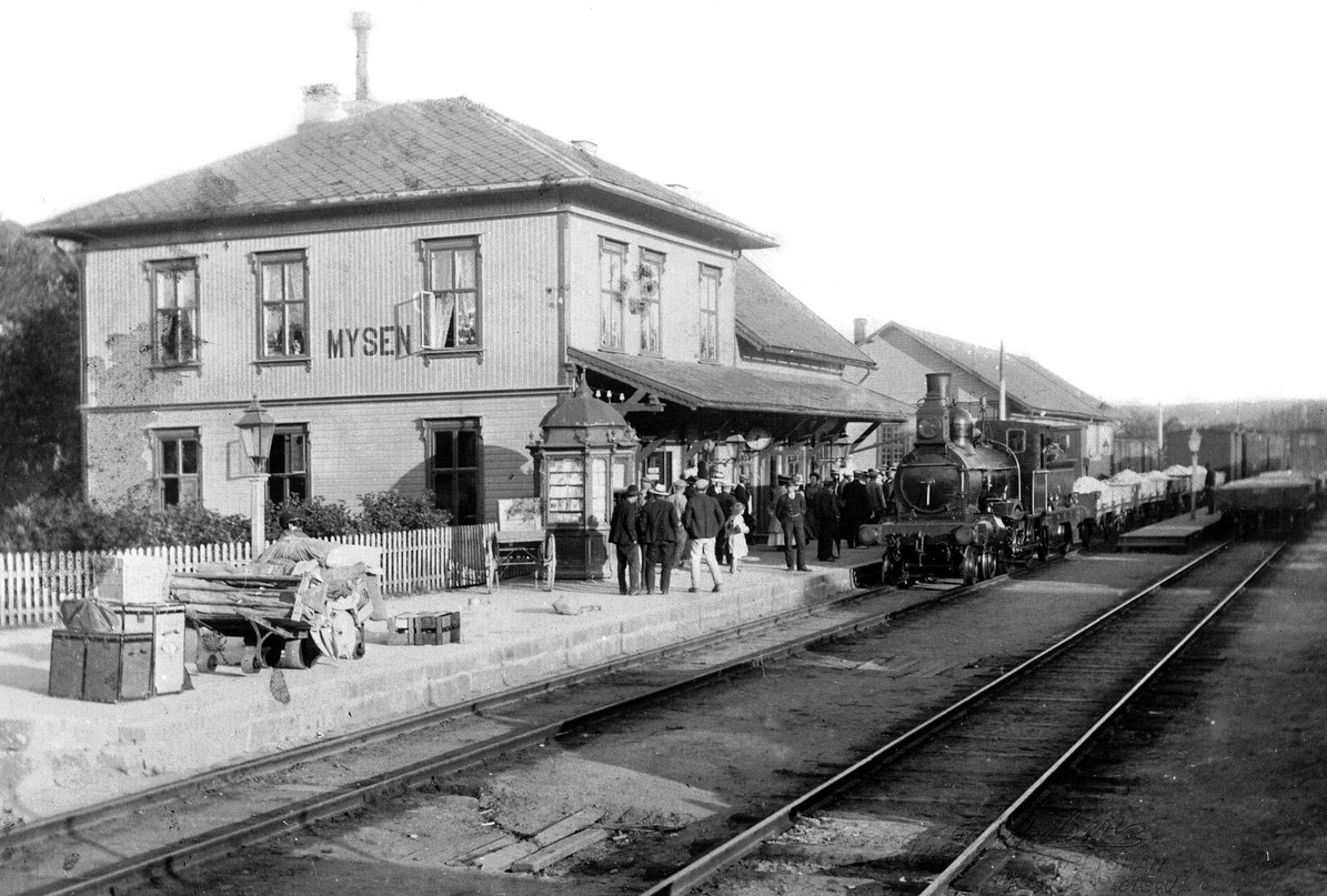 Damplokomotiv type 10a med blandet tog på Mysen stasjon