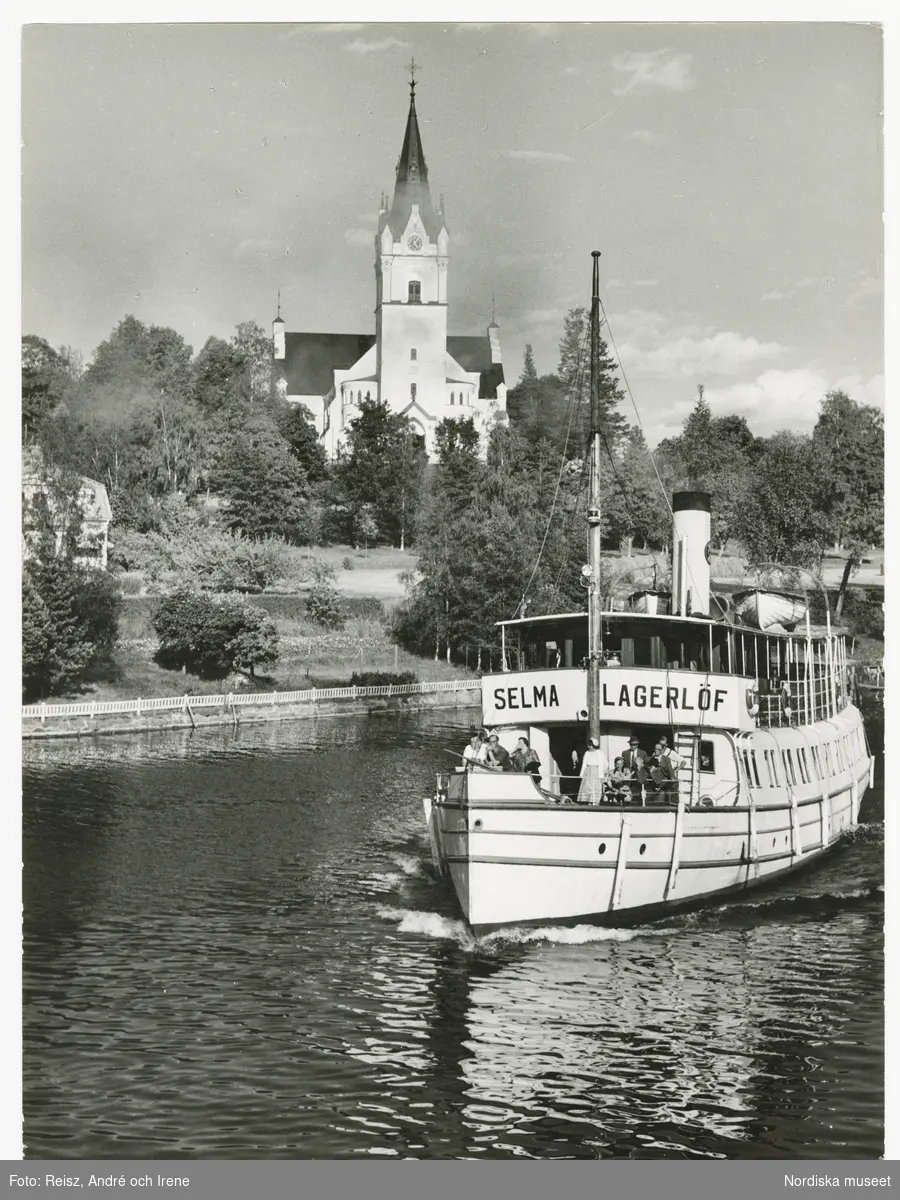 Värmland. Ångbåten "Selma Lagerlöf" från 1904  på Frykensjön vid Sunne och Sunne kyrka i bakgrunden.