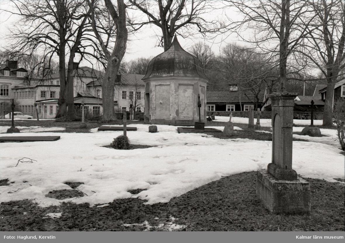 Gamla kyrkogården med Stagnellska gravkoret och kyrkogårdsmuren. Dokumentation inför förestående upprustning.