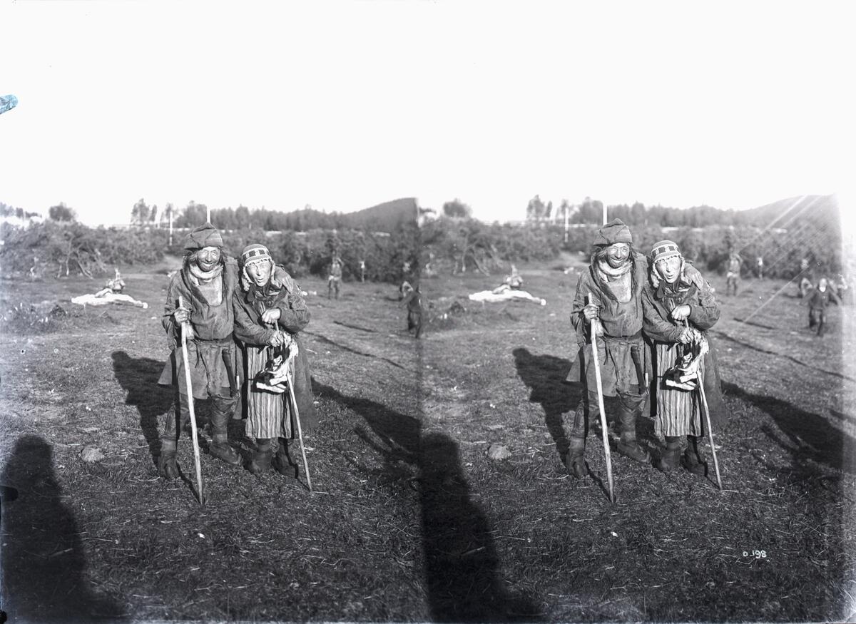 Stereofotografi. Portrett av en samisk mann og kvinne.