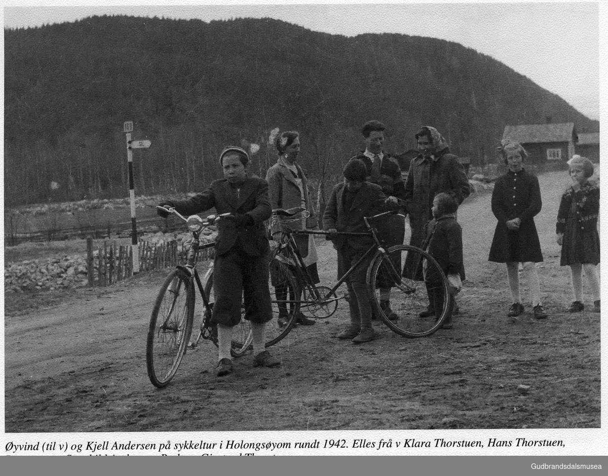 Øivind (til v) og Kjell Andersen på sykkeltur i Holungsøyom rundt 1942. Elles frå v Klara Thorstuen, Rønnaug og Svanhild Andersen, Ruth og Gjertrud Thorstuen.

Vågåkalenderen 1997, utgjevar: Vågå Kameraklubb